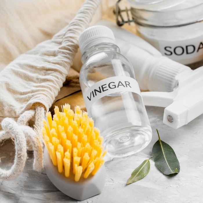 Menggunakan cuka putih dan air merupakan cara membersihkan retainer untuk menghilangkan bau tidak sedap.