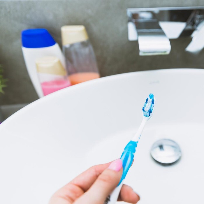 Membersihkan retainer dengan sikat gigi khusus dan sabun cuci piring lembut setiap hari merupakan cara membersihkan retainer untuk mengangkat lemak dan plak tanpa merusak material retainer.