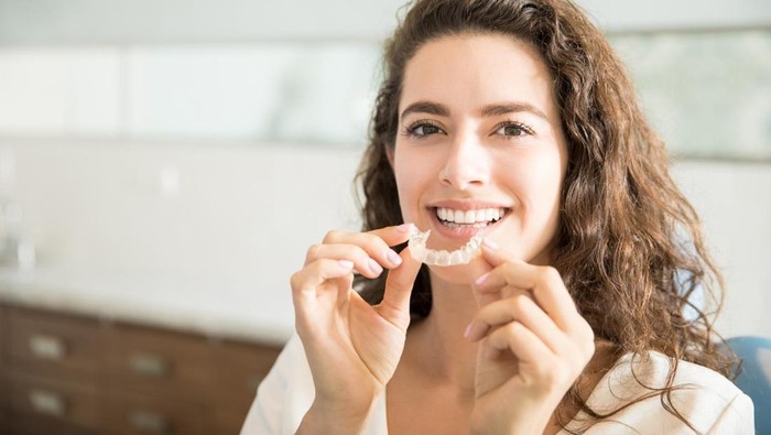 Jangan Asal Cuci, Ini 5 Cara Membersihkan Retainer yang Benar