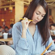 5 Ciri Kepribadian Orang yang Suka Bolak-balik Ganti Pilihan saat Pesan Makanan di Restoran