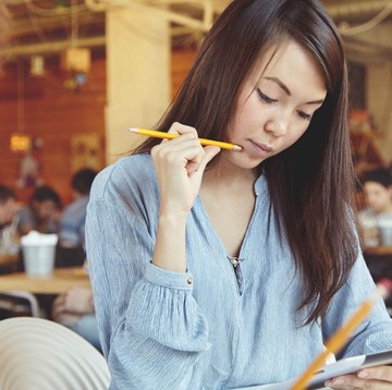 5 Ciri Kepribadian Orang yang Suka Bolak-balik Ganti Pilihan saat Pesan Makanan di Restoran