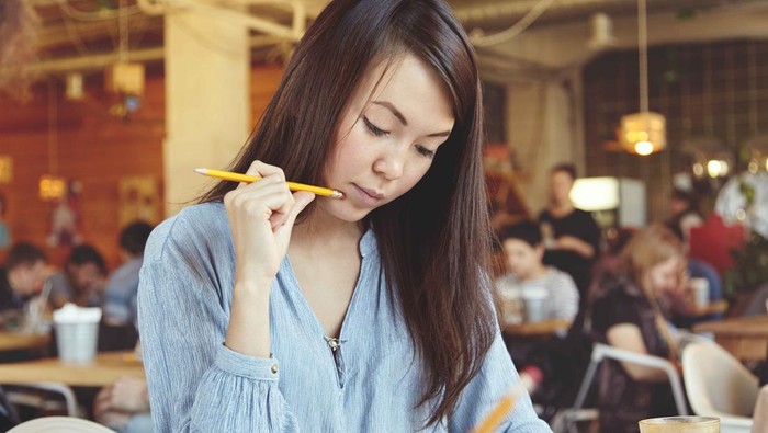 5 Ciri Kepribadian Orang yang Suka Bolak-balik Ganti Pilihan saat Pesan Makanan di Restoran