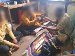 2 Anggota OPM di Pegunungan Bintang Serahkan 1 Senjata Api ke TNI