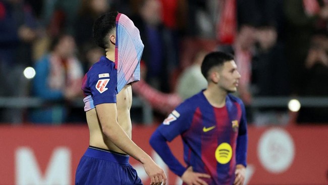 Barcelona resmi kehilangan posisi puncak klasemen usai kalah dari Girona. Real Madrid kini resmi jadi pemuncak klasemen La Liga di pekan ke-24.