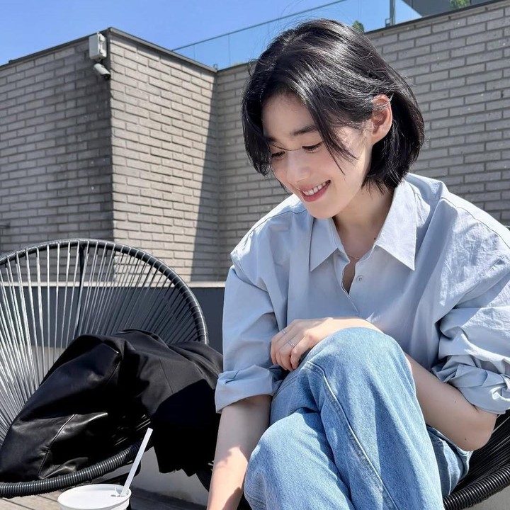 <p>Artis Korea Jung Eun Chae, tengah menjadi sorotan karena memerankan karakter pengacara di drama <em>Honour</em>. Di luar karakternya yang tangguh dan kuat, Jung Eun Chae ternyata seorang aktris yang sering tampil <em>casual</em> dalam kesehariannya. Perempuan 39 tahun ini kerap padu padan jeans dengan kemeja hingga kaus oblong. (Foto: Instagram @jungeunchae_)</p>