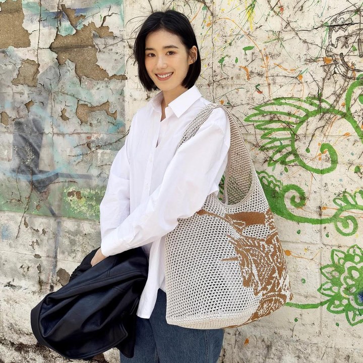 <p>Dalam berbagai kesempatan, Jung Eun Chae tampaknya sangat menyukai padu padan celana jeans panjang dengan kemeja. Selain mengenakan kemeja <em>press body</em>, Jung Eun Chae juga menyelaraskan fashion celana jeans-nya dengan <em>oversized</em> kemeja. (Foto: Instagram @jungeunchae_)</p>