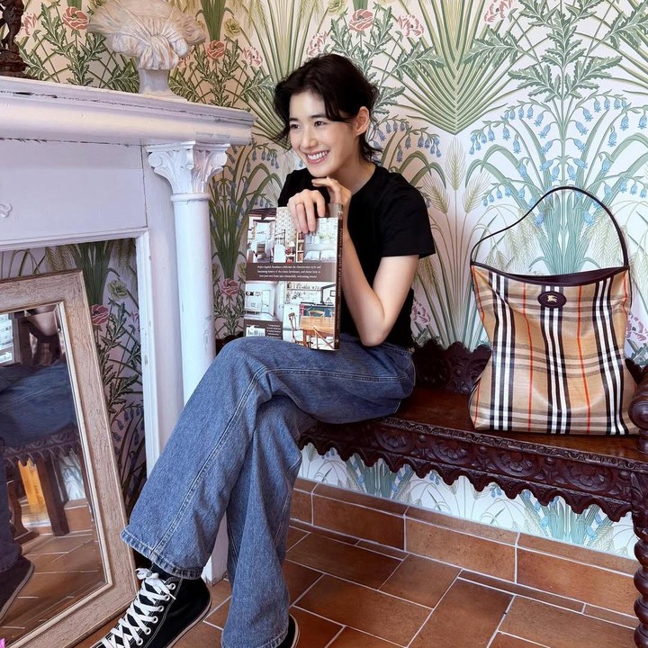 <p>Selain kemeja, Jung Eun Chae juga pernah padu padan celana jeans dengan kaus oblong hitam. Meski memberikan kesan santai, <em>style</em> bintang drama <em>The King: Eternal Monarch</em> ini tetap menuai pujian. Menurut netizen, Jung Eun Chae selalu memancarkan kecantikan dalam setiap pakaian dan <em>style</em> yang dikenakannya. "Apa pun yang kamu kenakan, kamu akan terlihat cocok," tulis akun @ss***. "Sangat cantik," ujar @da***. (Foto: Instagram @jungeunchae_)</p>