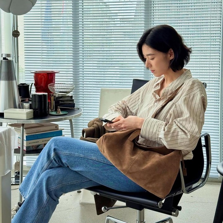 <p><em>Style casual</em> Jung Eun Chae yang sering padu padan celana jeans memang sedang menjadi tren beberapa tahun terakhir, Bunda. Tren ini menonjolkan kenyamanan dengan kesan santai tapi tetap terlihat modis. Untuk tampilan Jung Eun Chae sendiri, ia kerap mengenakan pakaian casual ini dengan padu padan tas <em>girlie</em> atau jaket. (Foto: Instagram @jungeunchae_)</p>