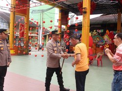 Turun Langsung ke Klenteng, Kapolres Rohil Pimpin Patroli Amankan Imlek