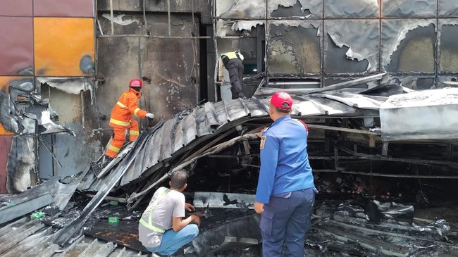 Kebakaran yang melanda Mal Ciputra Cibubur, Kota Bekasi, Jawa Barat diduga berasal dari proses pengelasan logo reklame.
