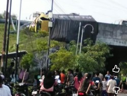 Truk Terguling di Tol Nganjuk, Muatan Semangka Tumpah ke Jalan