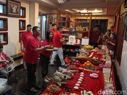 Sambut Imlek, Keluarga Tionghoa di Kupang Gelar Ritual Bakar Uang Arwah