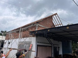 Tukang di Nganjuk Tewas Tersengat Listrik Saat Pindahkan Baja Ringan