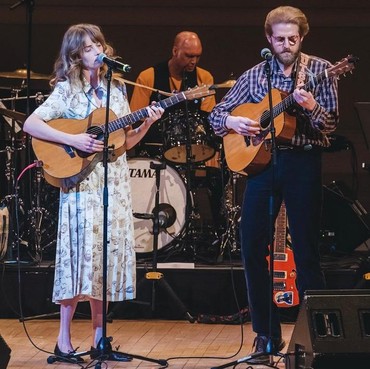 Maya Hawke Resmi Nikahi Christian Lee Hutson, dari Duet Musik Jadi Teman Hidup