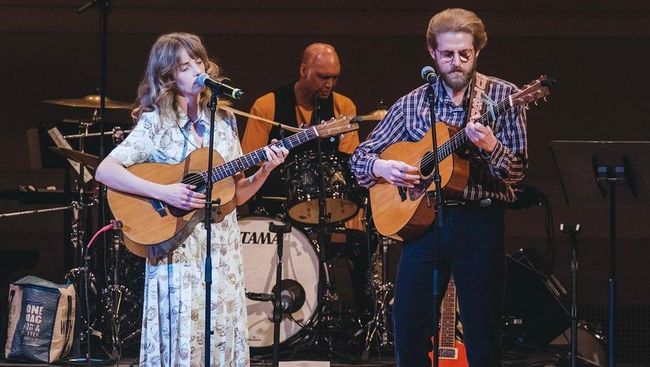 Maya Hawke Resmi Nikahi Christian Lee Hutson, dari Duet Musik Jadi Teman Hidup