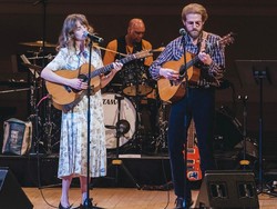 Maya Hawke Resmi Nikahi Christian Lee Hutson, dari Duet Musik Jadi Teman Hidup