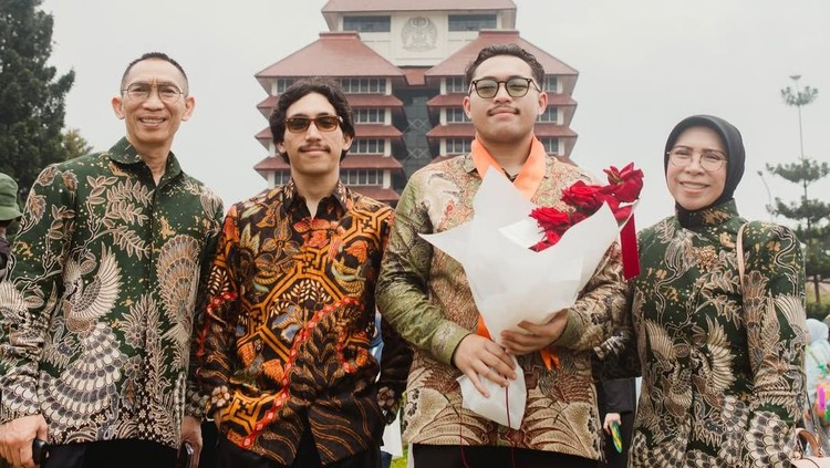 Melly Goeslaw & Anto Hoed Dampingi Anak Wisuda