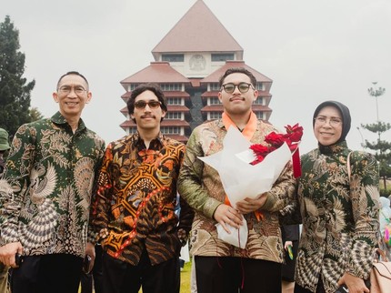Momen Melly Goeslaw & Anto Hoed Dampingi Anak Wisuda di UI, Begini Ungkapan Bahagianya