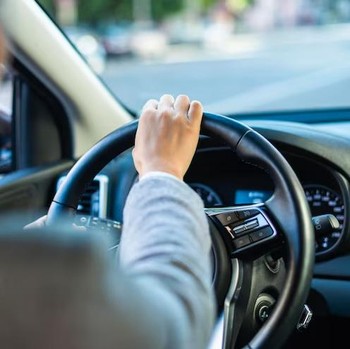 4 Ciri Kepribadian Orang yang Bisa Menyetir Mobil dengan Satu Tangan