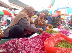 Berkah Pedagang Bunga Tabur di Kota Blitar Jelang Ramadan