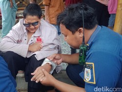 Tangan Tunanetra Nyangkut Pelat Saluran Air Umbul Pelem, Damkar Turun Tangan