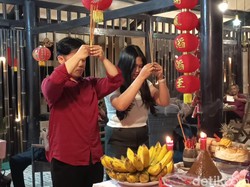 Begini Suasana Perayaan Imlek Keluarga Tionghoa di Pacitan