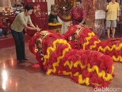 Atraksi Barongsai Meriahkan Imlek di Kelenteng Tjoe Tik Kiong Tulungagung