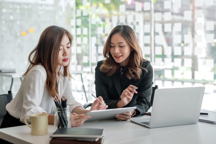 Leo memancarkan energi positif yang seolah menerangi setiap ruangan yang mereka masuki. Zodiak ini percaya diri dan selalu ceria yang membuatnya bisa melihat kehidupan dengan penuh harapan.