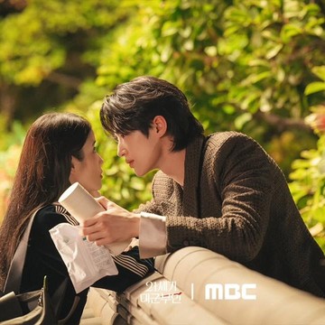 IU dan Byun Woo Seok Tertangkap Kamera Paparazzi di Potret Adegan Drakor Perfect Crown