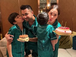 7 Momen Manis Rafathar & Rayyanza Beri Kado Ultah Raffi-Gigi dari Hasil Patungan