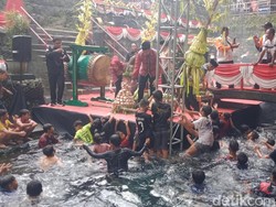 Seru! Sebar Udik-udik Tandai Tradisi Padusan di Umbul Cokro Klaten