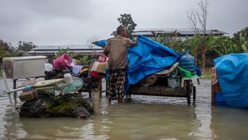 Pengungsi Banjir Demak Melonjak Jadi 2.893 Imbas Tanggul Jebol
