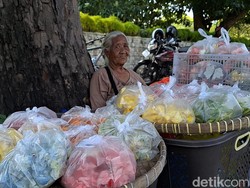 Ziarah Makam Jelang Ramadan, Omzet Penjual Bunga di Mataram Turun