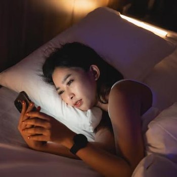 5 Ciri Kepribadian Orang yang Sering Scroll HP Sebelum Tidur