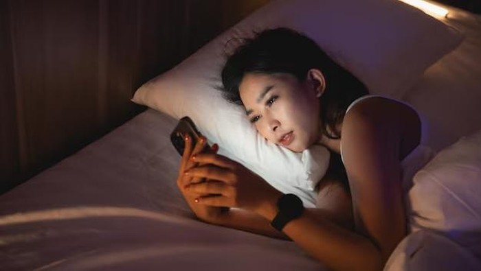 5 Ciri Kepribadian Orang yang Sering Scroll HP Sebelum Tidur