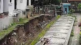 Detik-detik Tembok Pembatas 5 Meter SMPN 182 Jakarta Roboh