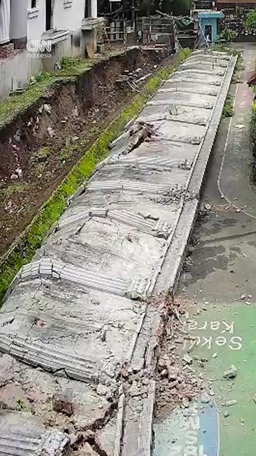 Detik-detik Tembok Pembatas 5 Meter SMPN 182 Jakarta Roboh