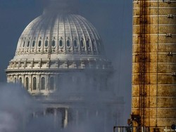 Trump Cabut Aturan Iklim AS, Pertaruhkan Kesehatan demi Mobil Bensin Murah?