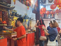 Puluhan Umat Rayakan Imlek di Kalenteng Tertua di Mataram