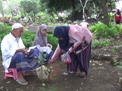 Warga Lumajang Ramai-ramai Nyekar ke Makam Keluarga Jelang Ramadan