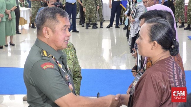 Sebanyak 23 keluarga prajurit TNI AL korban longsor Cisarua menerima santunan rumah. KSAD Maruli Simanjuntak prioritaskan mereka untuk bergabung TNI.