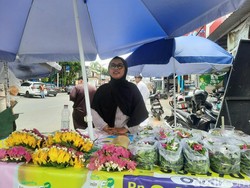 Semringah Anisa Jemput Berkah Ramadan dari Jualan Bunga di Kuburan