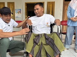 Senangnya Warga Sidoarjo Dapat Bantuan Kursi Roda dari Bupati Subandi