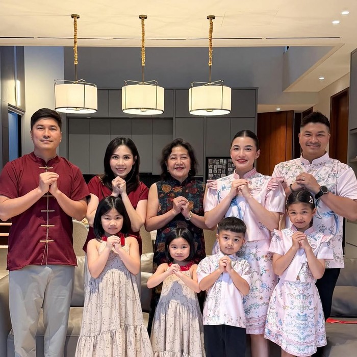 Keluarga Chelsea Olivia dan Glenn Alinskie seragam mengenakan busana bernuansa merah jambu dan putih.&nbsp;Menggabungkan siluet busana tradisional Tiongkok dengan aksen modern, motif print jadi daya tarik utama./ Foto: instagram.com/chelseaoliviaa