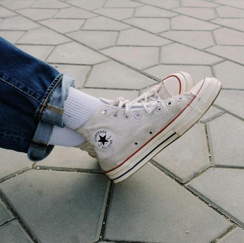 Deretan Warna Kaos Kaki yang Cocok untuk Jeans Biru