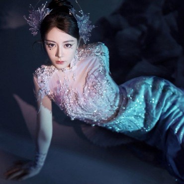 Penampilan Dilraba Dilmurat bak Putri Duyung Saat Perayaan Imlek Jadi Sorotan