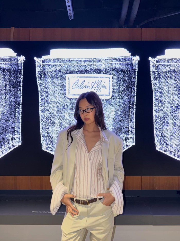 Gaya minimalis pelantun lagu-lagu populer berjudul &lsquo;SOLO&rsquo; dan &lsquo;like JENNIE&rsquo; tersebut berbalut setelan jas saat menghadiri peragaan busana Calvin Klein terlihat sangat memikat, membuat perhatian dunia tertuju padanya. / Foto: instagram.com/jennierubyjane