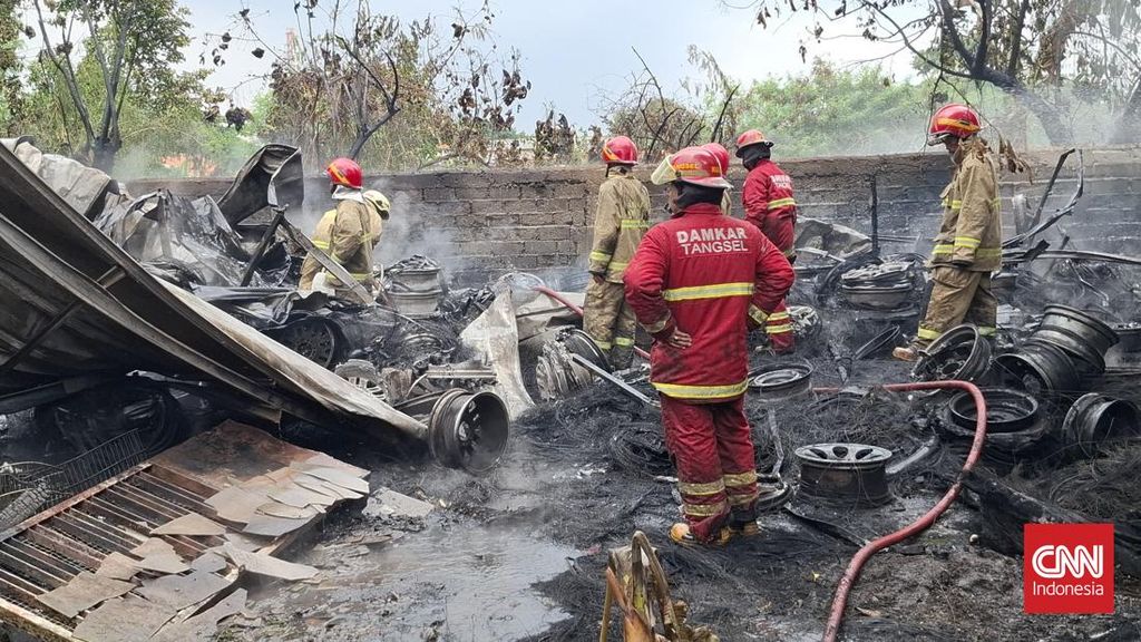 Gudang Ban di Pondok Aren Tangsel Terbakar