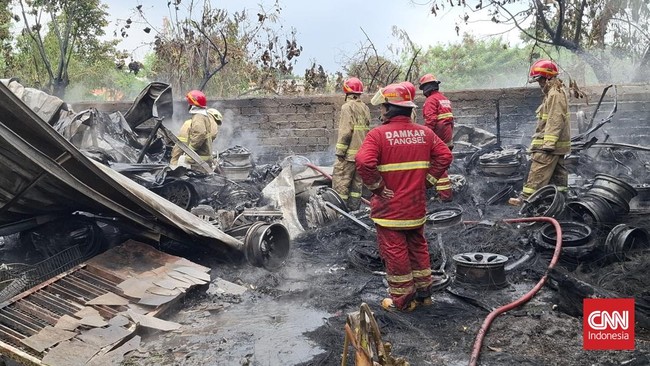Kebakaran melanda sebuah gudang ban di Jalan Kecamatan, Kelurahan Pondok Jaya, Kecamatan Pondok Aren, Kota Tangerang Selatan (Tangsel), Rabu (18/2) pagi.