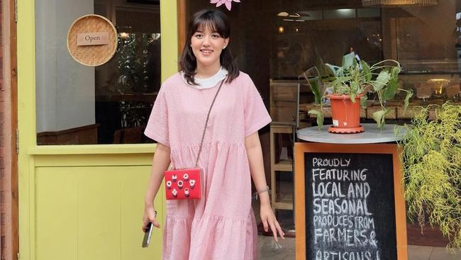 7 Potret Outfit Korean Look ala Ify Alyssa Tampilkan Aura Girly yang Manis